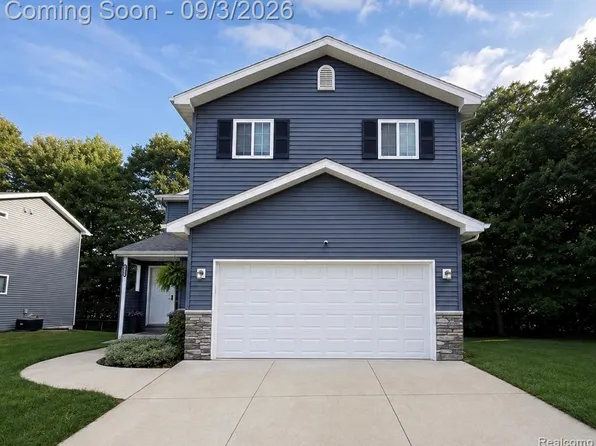 6555 Skylar Ln, Waterford, MI 48327
