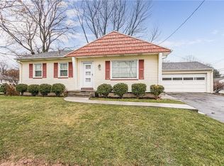 393 Woodcroft Dr, Rochester, NY 14616