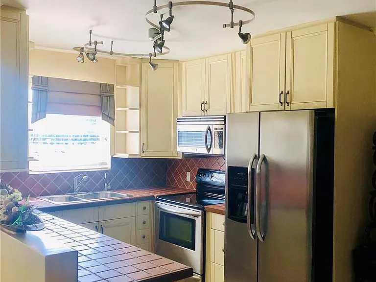 137 Farnham Cres #137-F — Photo 38