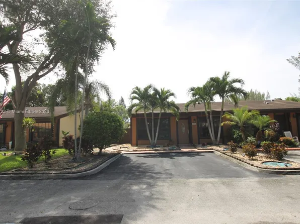 10350 Laurel Ct, Pembroke Pines, FL 33026