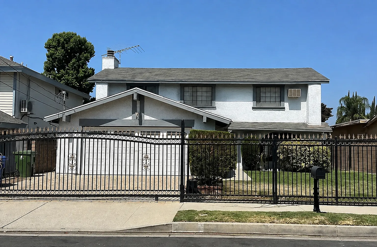 4 bed, 2174 sqft, $5,400 — Photo 1