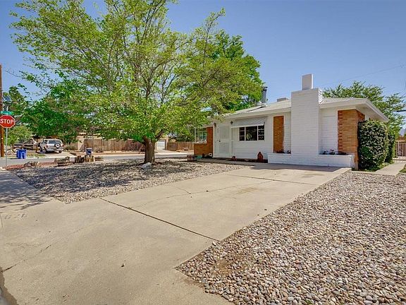 3rd image of 820 Laguayra Dr NE