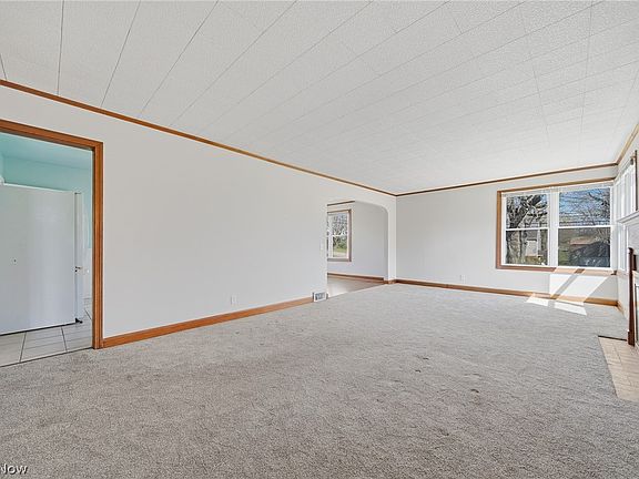 3rd image of 4717 Grandview Ave NE