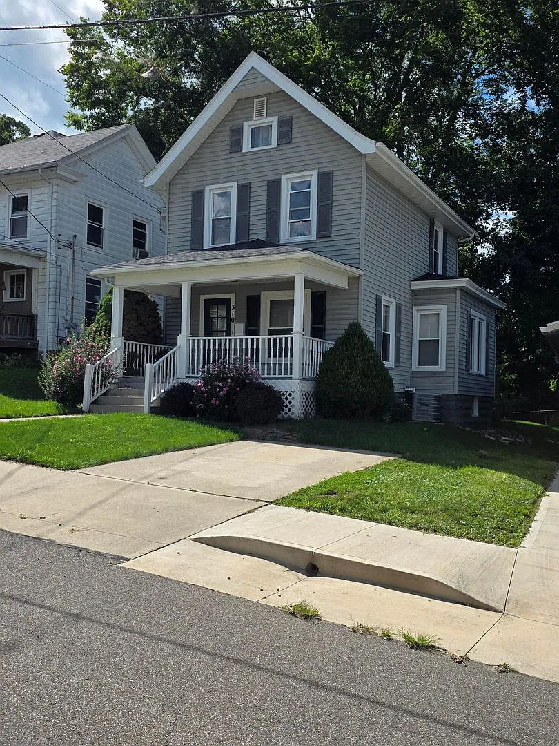 2-bedroom 1.5 bath two story single family home — Photo 1