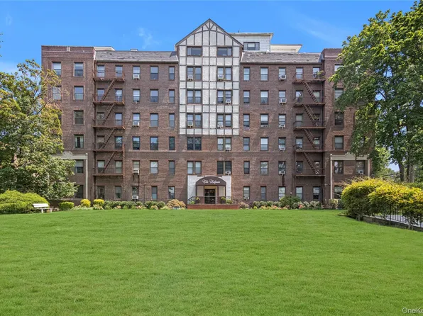 37 Brompton Road #5D, Great Neck, NY 11021