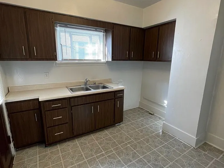 909 Oakland Ave — Photo 4