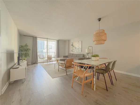 1200 Brickell Bay Dr APT 1504, Miami, FL 33131