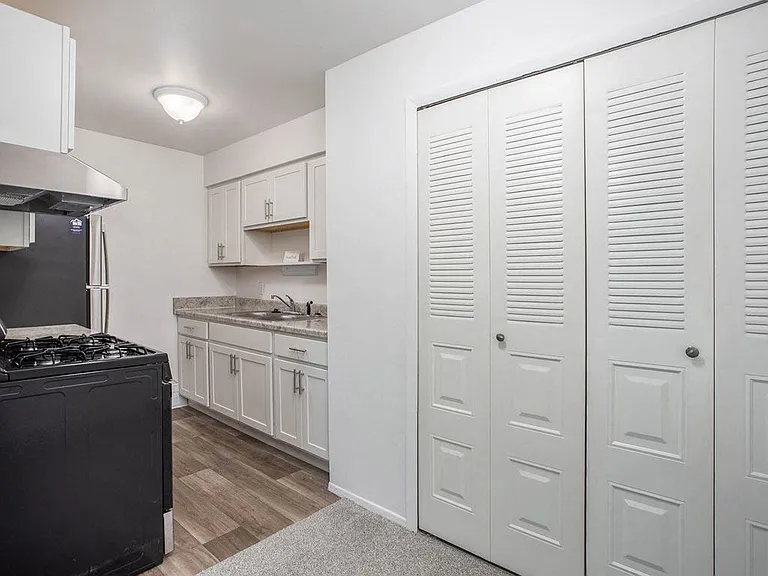 Fairlane Apartments — Photo 62