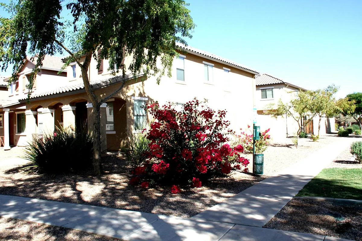 3 bed, 1564 sqft, $2,195 — Photo 2