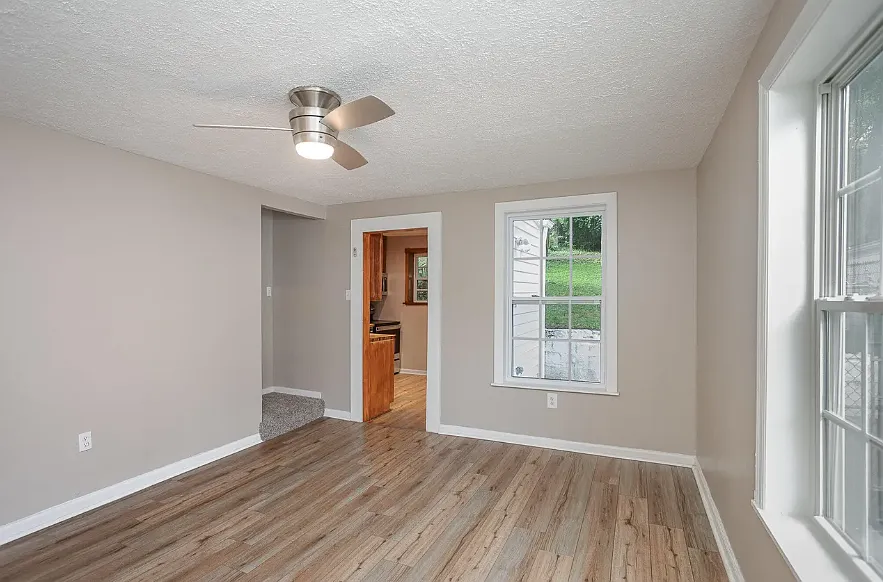 3 bed, 1000 sqft, $1,950 — Photo 3