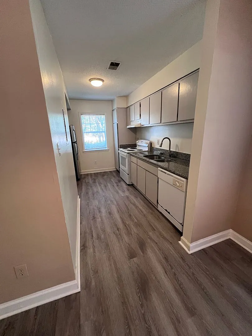 2 Bed 2 Bath End Unit, new flooring throughout! — Photo 4