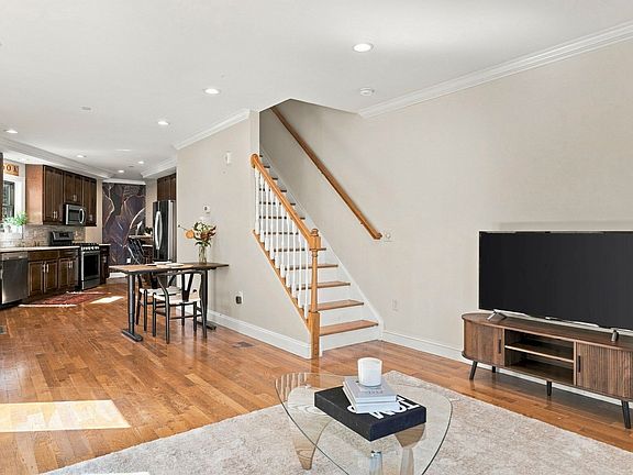 5th image of 160 Green St #1
