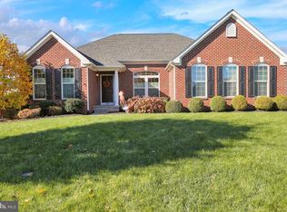 14 Meadowside Dr, Douglassville, PA 19518