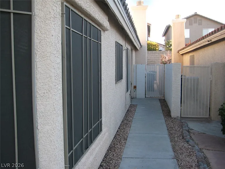 875 Hollandsworth Ave — Photo 3