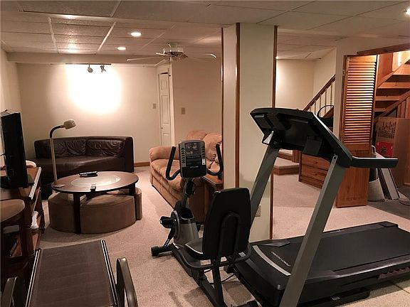 4th image of 76 Crestwood Cir