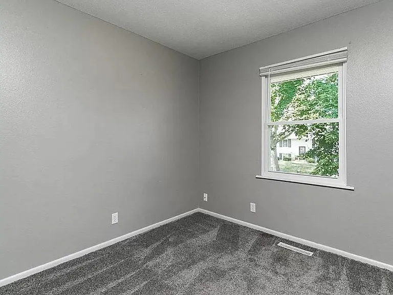 6812 Inwood Ln NE — Photo 6