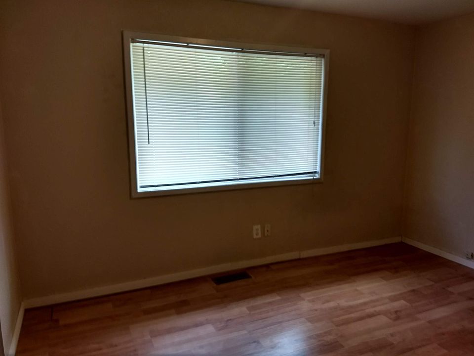 2nd image of 148 Oak St Unit A