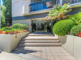 125 N Barrington Ave, 2 Bedroom