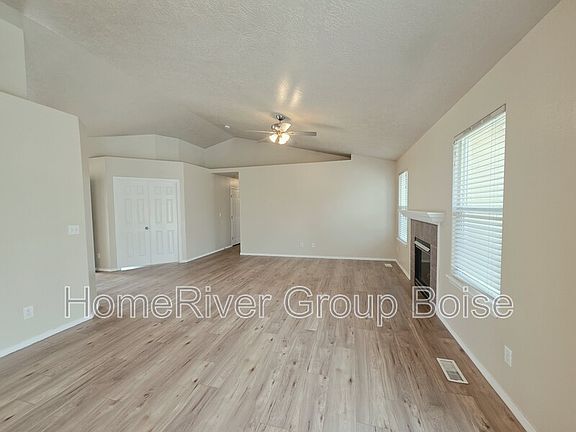 5th image of 378 E Washakie St