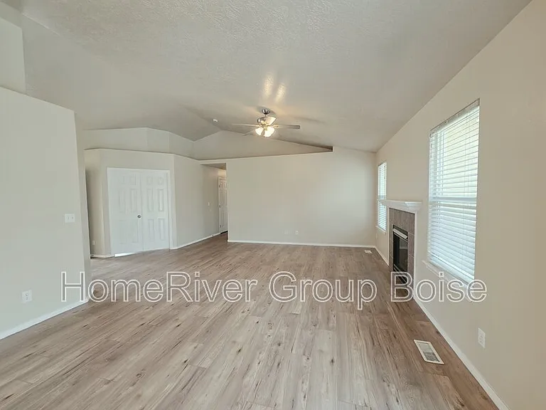 378 E Washakie St — Photo 5