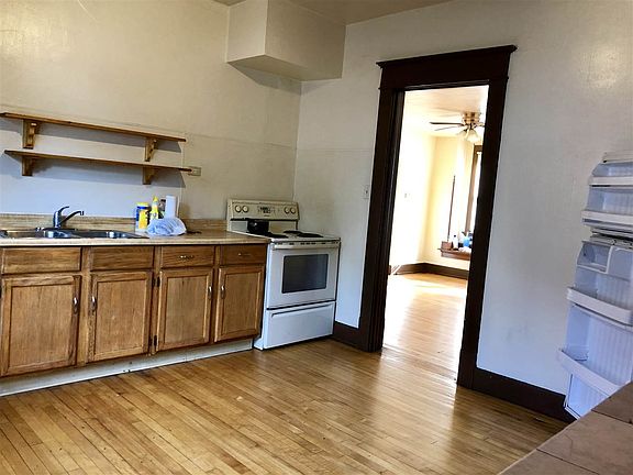 3rd image of 819 N Ashland Ave