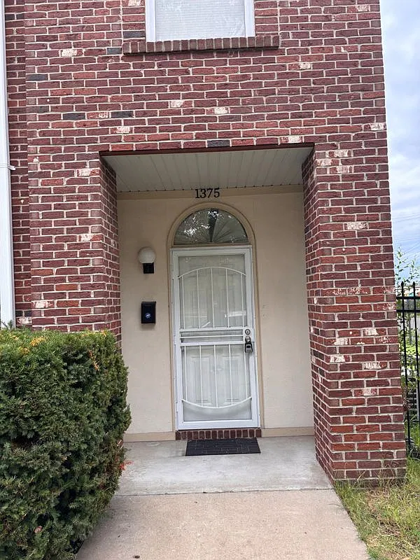 3 bed, 3.0 bath, 1609 sqft, $1,600 — Photo 2