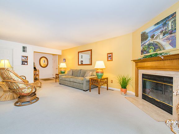 4th image of 182 Surrey Ct