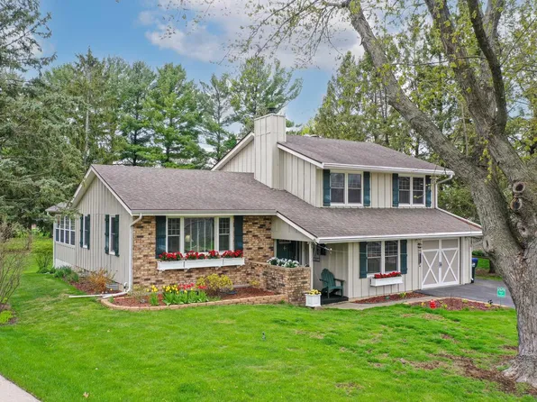 215 Estate COURT, Elkhorn, WI 53121