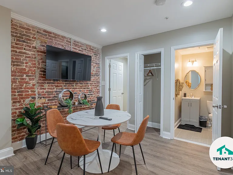 3221 Noble St #4 — Photo 5