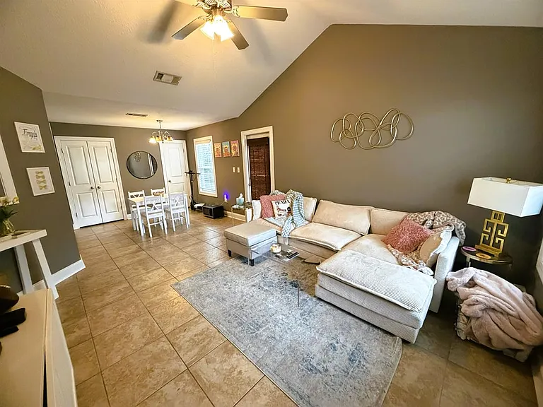 1633 Oxford Pl — Photo 3