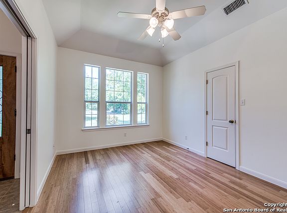 5th image of 641 Rosewood Ave