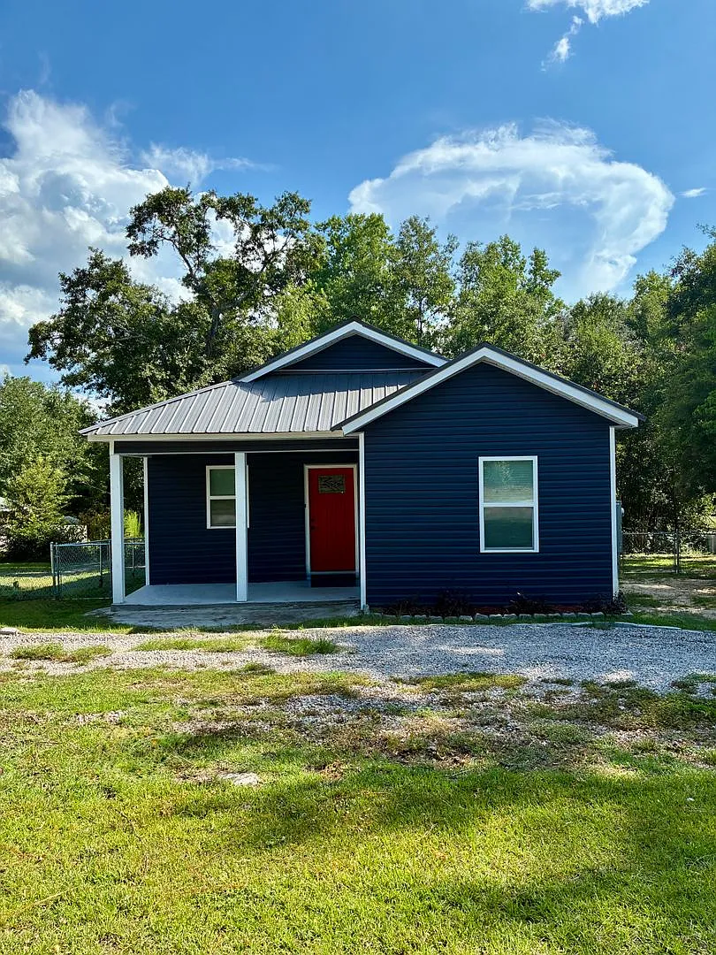 Beautiful 3BR/2BA Custom-Built Home with Fenced Yard & Large Deck — Photo 2