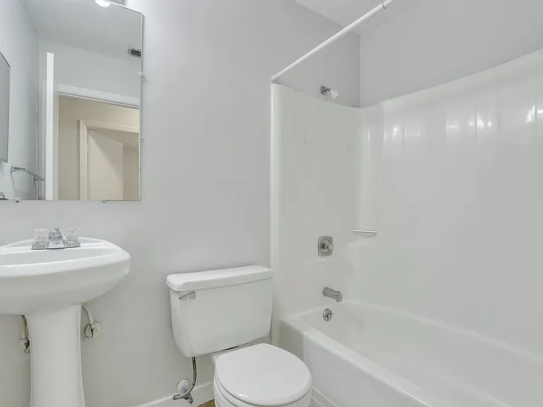 423 Edgewater Rd — Photo 12