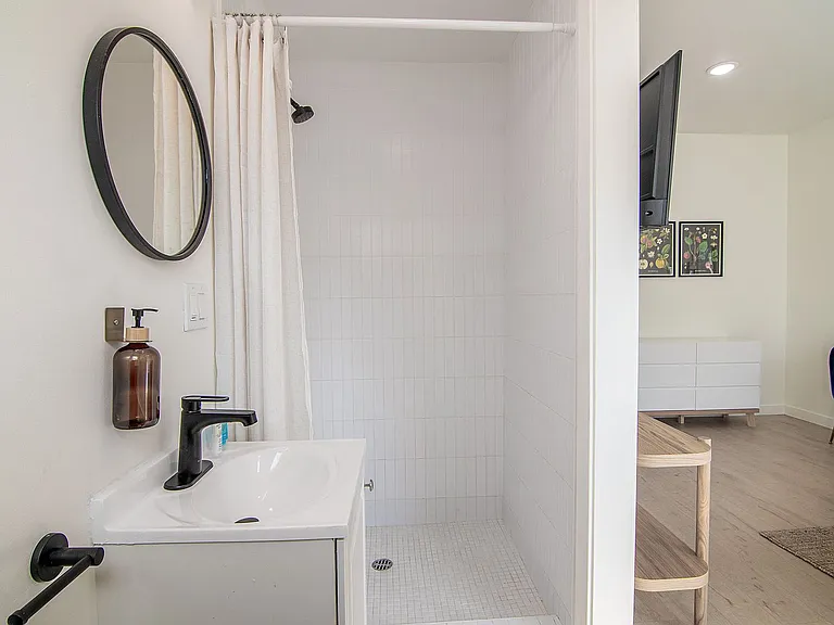 8th Street Studios Near Downtown Los Angeles Move-In Special — Photo 37