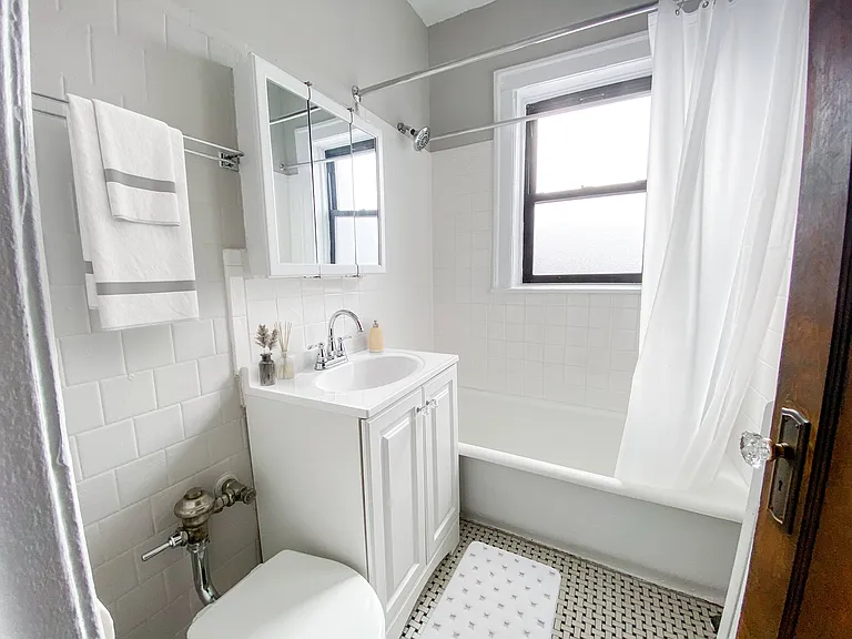 649-57 W. Oakdale Ave./2919-21 N. Clark St. — Photo 4