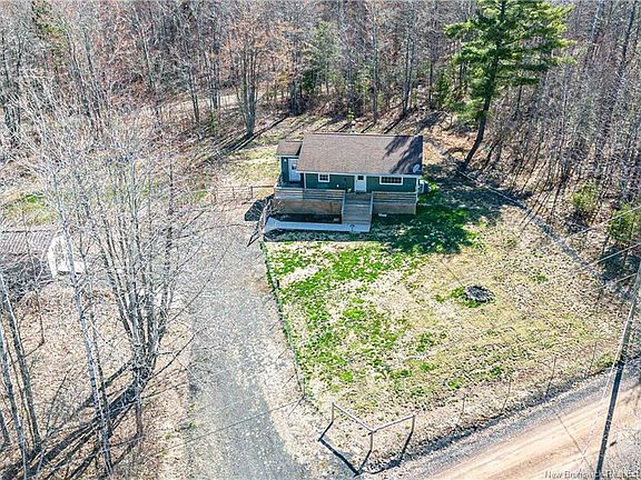 4th image of 10 Edgewater Ln