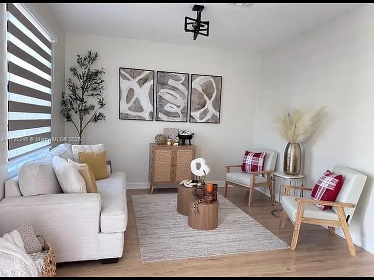 3208 SE 5th Ct — Photo 4
