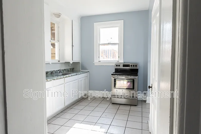 326 S Potomac St — Photo 4