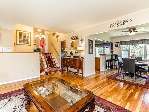 5th image of 28 Greenway Dr