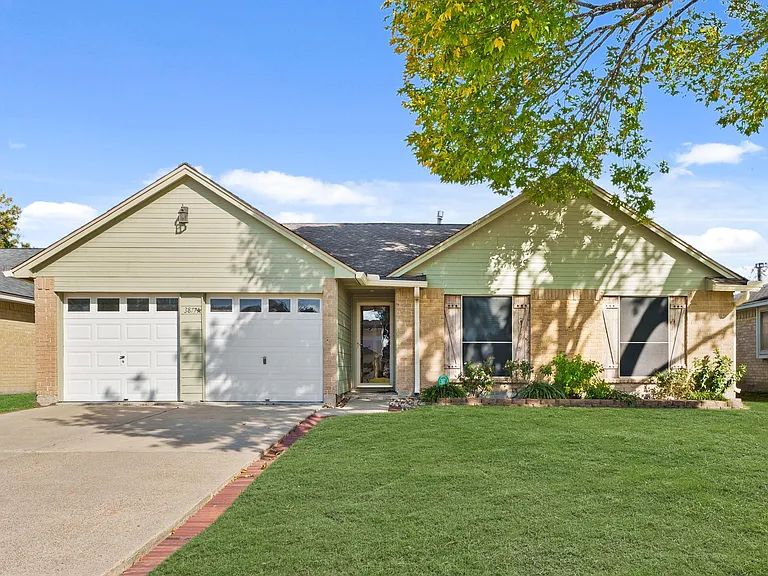 3877 Pecan Cir — Photo 1