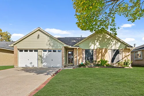 3877 Pecan Cir Photo 1