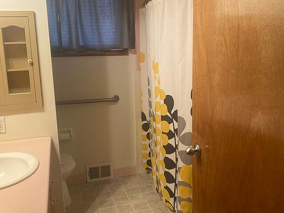 4th image of 373 Caladonia Ave