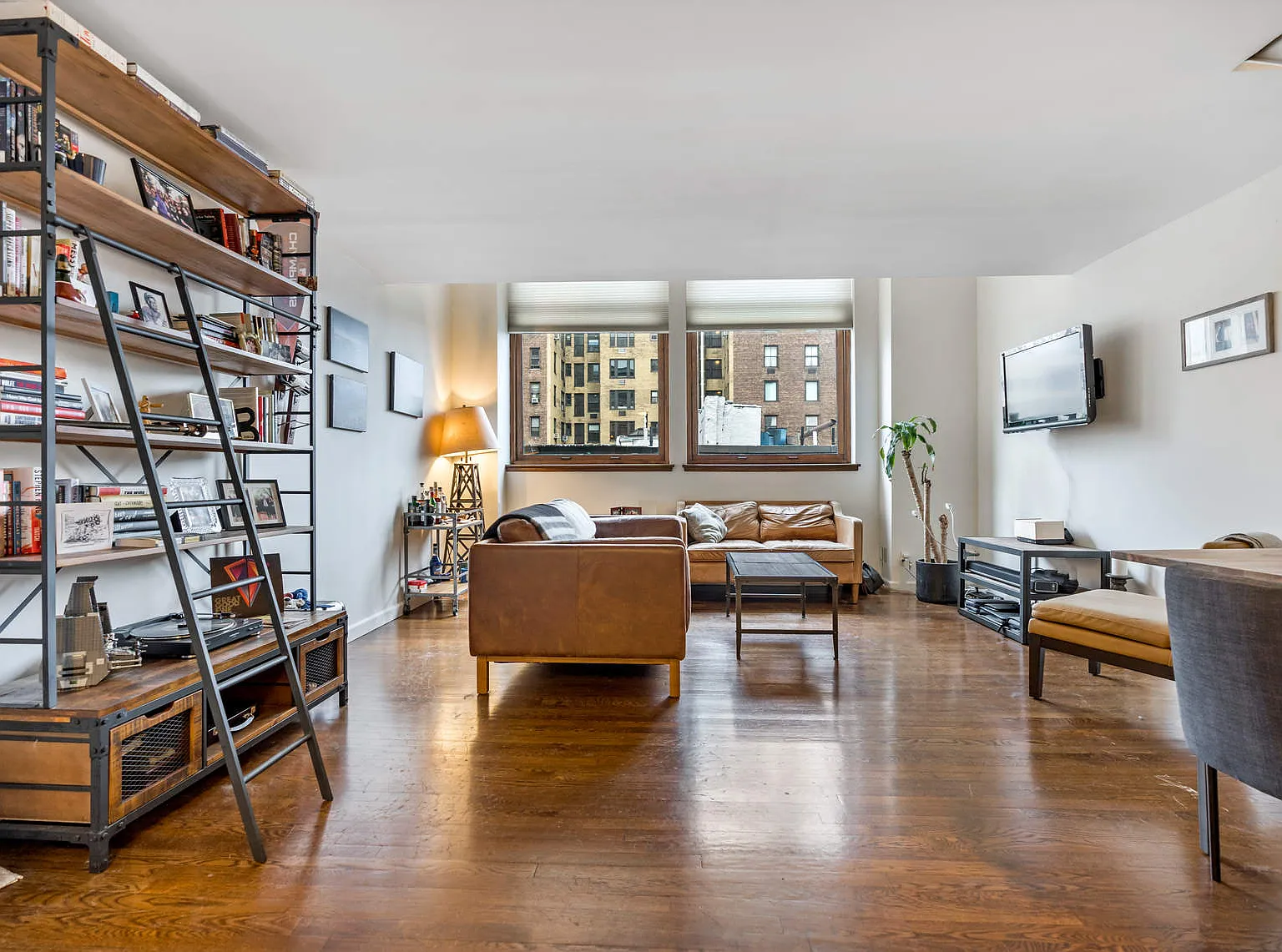 305 Second Avenue — Photo 2