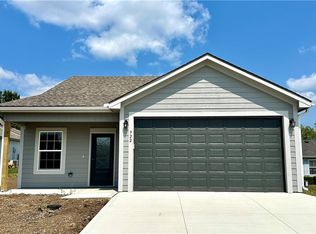 922 NE White Oaks Ln, Oak Grove, MO 64075