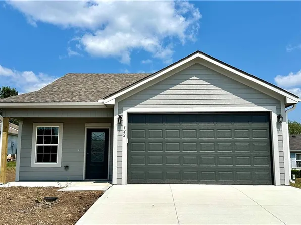 922 NE White Oaks Ln, Oak Grove, MO 64075