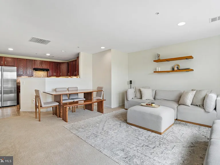 2028 Berkeley Dr — Photo 3
