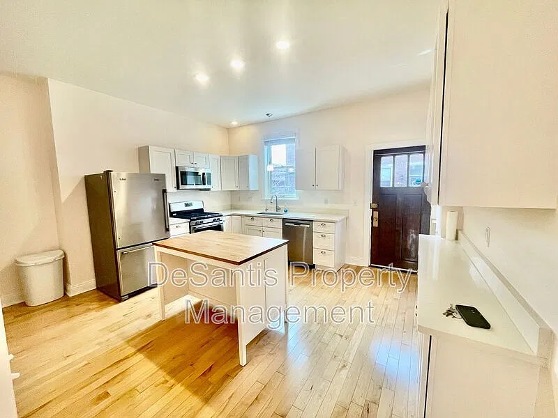 3 bed, 1.5 bath, 1500 sqft, $2,400 — Photo 4