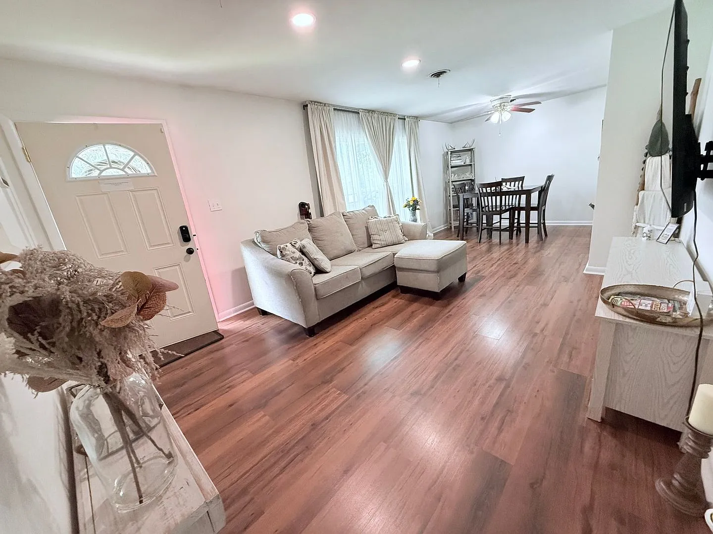 3BR Home + Sunroom & Detached Bonus Space — Photo 4