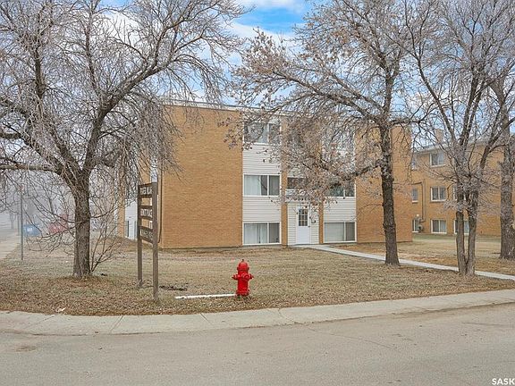 2nd image of 1560 ALEXANDRA STREET