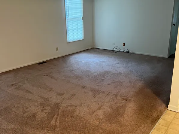 27 Charleston Sq #70, Cleveland, OH 44143